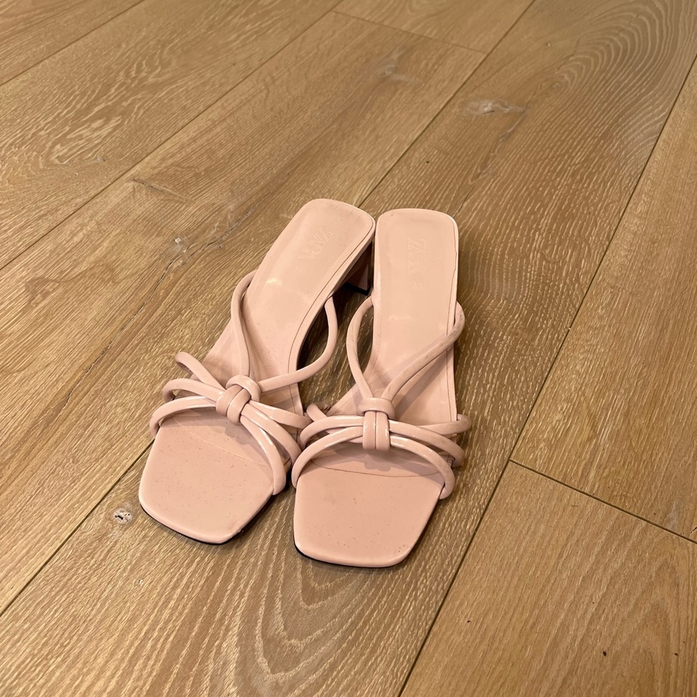 ❌SOLD❌ Light pink mule sandals with a small heel from Zara